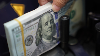 سعر الدولار مقابل الجنيه اليوم الأحد 18 مايو 2025.. هل يواصل التراجع؟